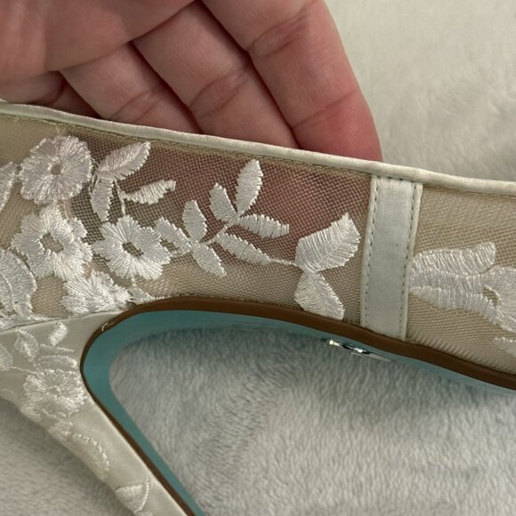 Betsey Johnson Adley Embroidered Evening Bridal Wedding Pumps Size 7.5 Ivory - Picture 8 of 16